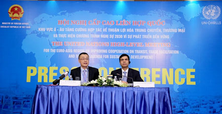 Trợ lý Bộ trưởng Ngoại giao Vũ Quang Minh và Phó Tổng Thư ký LHQ Gyan Chandra Acharya tại cuộc họp báo.